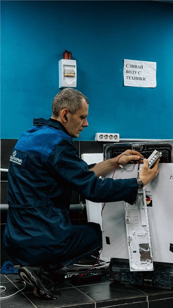 Técnico realizando reparo em eletrodoméstico