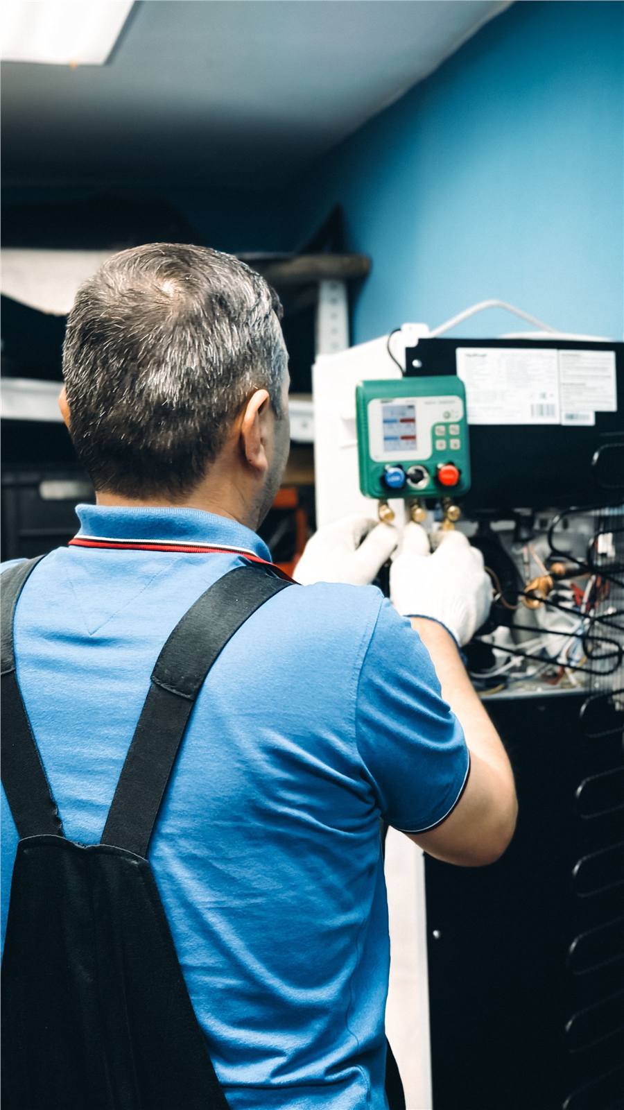 Profissional realizando manutenção cuidadosa em sistema de climatização